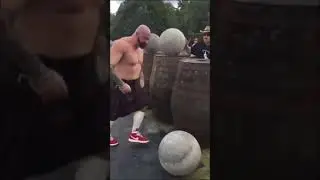 escocés Andrew Cairney levantando las piedras de ardblair