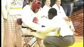 Shaolin kung fu knocks out taekwondo