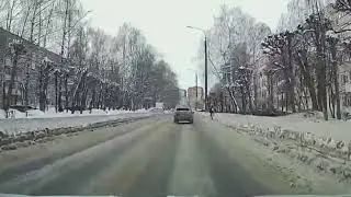 Ребенок перебежал дорогу перед машиной на улице Шумилова