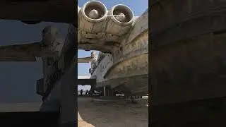 Экраноплан Лунь на пляже в Дагестане.  