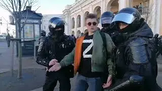 В Петербурге случился огонь по своим: силовики задержали парня с Z на футболке. Он очень удивился.