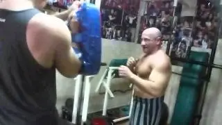 Локтионов Валерий отрабатывает удары