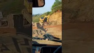 Triem leh JCB ka ku lajong ha jrong Trok