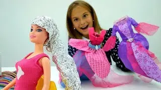 Видео для девочек: Барби красится в брюнетку. Салон красоты Барби - игры в куклы для девочек