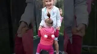 Дети на батуте 
