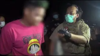 Digerebek Saat Lagi di Kamar Sama Cewek, Pria ini Malah Ambil Pakaian Dalam Wanita - 86