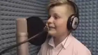Парнишка поет и играет на баяне ＂Лягушка Три желания＂