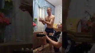 Пьяный танцует в трусах под гитару