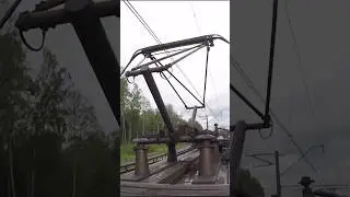 Почему на железной дороге криво висят провода 🤔 