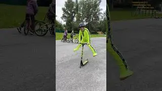 Делаю ТРЮКИ на САМОКАТЕ 🛴😎 Какой трюк мне выучить? #nikbmx #самокат #самокаттрюки