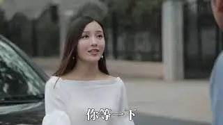 開豪車美女偶遇碰瓷大爺，帥氣小夥出手相助，沒想到居然是在玩套路，社會正能量在哪裡？