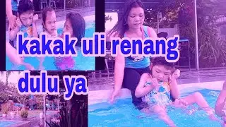 walau sedikit kedinginan tapi kakak uli senang bisa renang sama adek nya.
