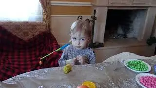 София объясняет маме.