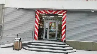 Красно-белая гирлянда из шаров на открытие магазина!