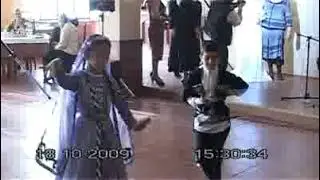 маленькие звезды Çeçen Çocuklar mükemmel dans ediyor.