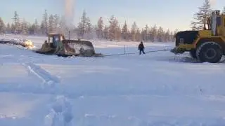 Трактора ТЭСМАРК вытаскивают застрявший бульдозер