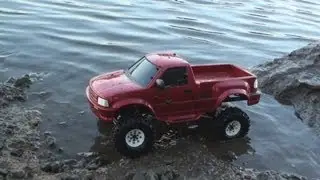 S10 SCX10 Shelf Queen goes Mud Wrestling