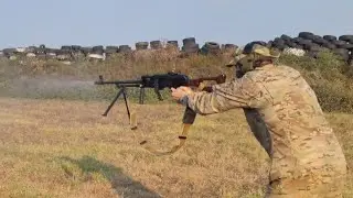 Стрельба из АК на вытянутых руках.