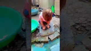 बघा आमची मनस्वी कशी कपडे घुत आहे