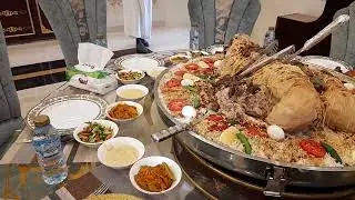 makan kambing brsama onta.