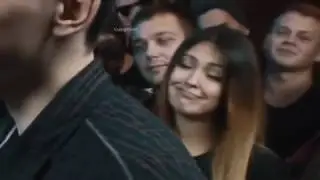 Кривляющаяся девушка с Versus батла!