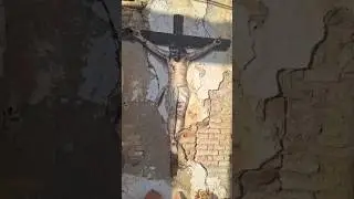 Cristo del Amor de Málaga está pintado en una casa en ruinas en Vélez Málaga #velez #malaga #cristo