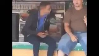 Пранк, трогает парней за яйца