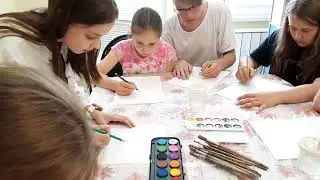 Даша научила ребят рисовать объемное яблоко