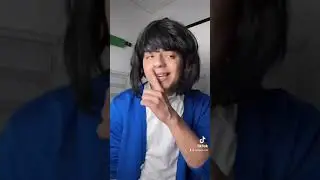 Cuando a la niña fastidiosa de la escuela la duele la cabeza