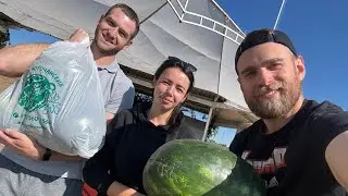 Фил покупает Арбузы у Люси! 🍉 ОН ГОВОРИТ, ЧТО ОНИ САМЫЕ ВКУСНЫЕ!