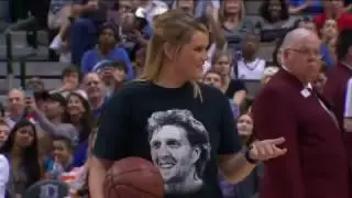 Nowitzki Tişörtlü Kadın Taraftar Orta Sahadan Basketi Buluyor.