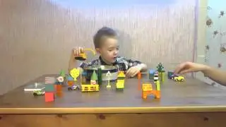 Стройка. Играем с крупой. Строим полицейский участок.