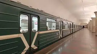 Поезд Номерной на станции Кропоткинская Сокольничечкой линии