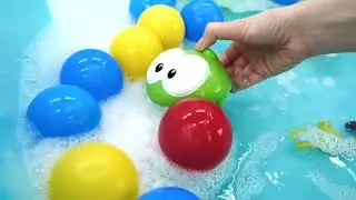 Jogos na piscina de bolinhas! Vídeo de brinquedos para crianças