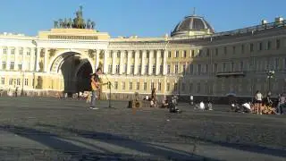 Уличный музыкант на дворцовой площади Питер