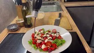 Салат с рукколой, черри, моцареллой и кедровыми орешками! 