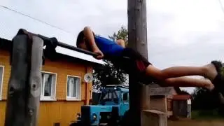 10 летний мальчик на турнике