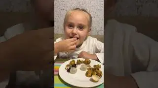 Что это ты ешь??? ЧТО ЭТО ТАКОЕ??? 