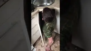 я вылез из шкафчика