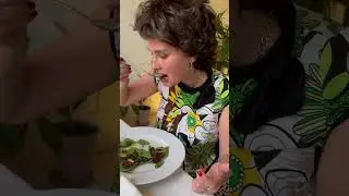 Лёнька привел маму в ресторан!