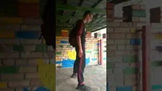 Бухой человек балава либо человек балаклава играет пьяным в маинкрафт в реальной жизни)