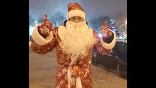 АВТОЗВУК по городу с ЕЛКОЙ НА КРЫШЕ. Дарю подарки людям на улице. Новый Год. #Shorts