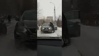 Водитель не смог победить дворник на машине 