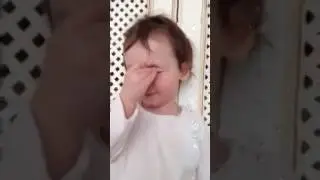 Мама ругает девочку