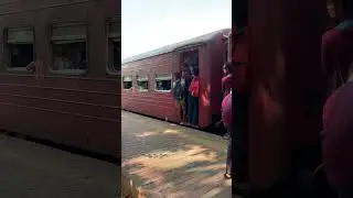 Поездка на поезде на Шри-Ланке. Галле-Хиккадува #travel #subscribe #lanka #train #опасность #лайк