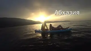 Дрейфующий на рассвете SUP.