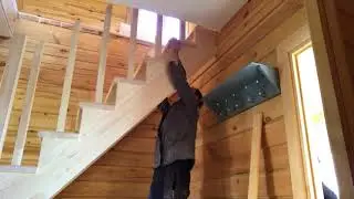 Лестница на второй этаж с забежными ступенями.