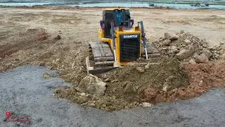 Stranger SHANTUI DH17C2 Bulldozer Push Soil Stone Filling The Mud With Dump Trucks Unloading
