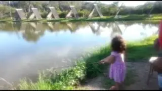 Anak Perempuan Kecil Mancing Dikolam Dengan Kail Sederhana Dapat Ikan Besar - MANCING MANIA MANTAP