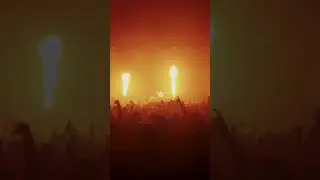 Don Diablo playin another BANGER on stage ⚡️